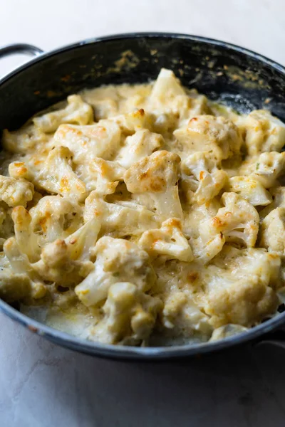 Couve Flor Assada Com Creme Leite Queijo Cheddar Panela Alimentos — Fotografia de Stock