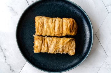 Cevizli ev yapımı Baklava ve cevizli / organik rulo Burma Baklawa ve şeker pancarı. Geleneksel Organik Tatlı.