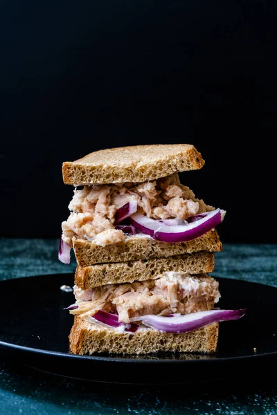 Сэндвич Рыбой Тунца Красным Луком Майонезом Многозерновым Легким Хлебом Здоровое — стоковое фото