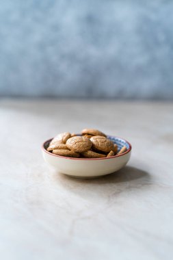 Chewy Soft İtalyan Amaretti Bisküvileri Seramik Kâse 'de. Geleneksel Tatlı Atıştırmalıkları.