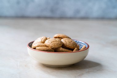 Chewy Soft İtalyan Amaretti Bisküvileri Seramik Kâse 'de. Geleneksel Tatlı Atıştırmalıkları.
