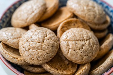 Chewy Soft İtalyan Amaretti Bisküvileri Seramik Kâse 'de. Geleneksel Tatlı Atıştırmalıkları.