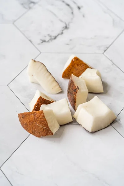 Gezonde Biologische Verse Vegetarische Snacks Kokosnoot Bites Plakjes Klaar Eten — Stockfoto