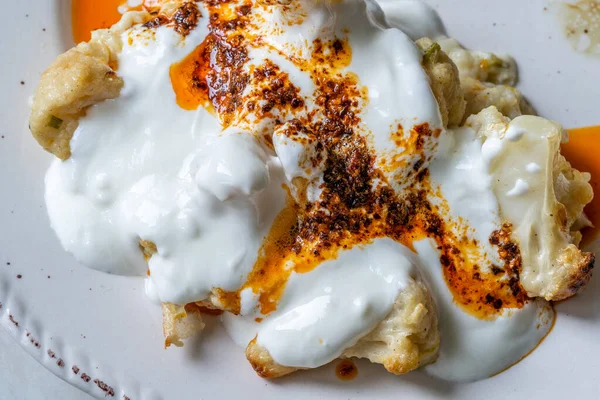 Yoğurt ve kızarmış tereyağlı yoğurt ve yoğurtlu sağlıklı organik vejetaryen karnabahar. Organik Gıda.