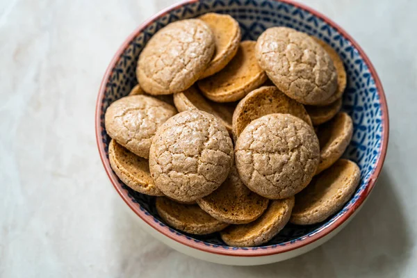 Chewy Soft Italian Amaretti Cookie Biscuits Ceramic Bowl Traditional Dessert — Stock Photo, Image