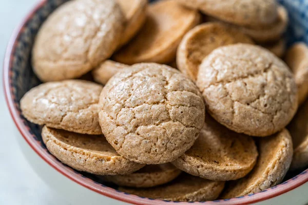 Chewy Mjuka Italienska Amaretti Cookie Kex Keramiska Skål Traditionella Efterrätter — Stockfoto
