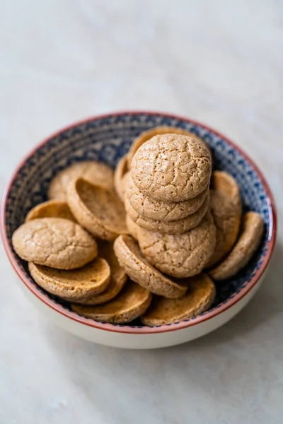 Chewy Soft Italian Amaretti Cookie Biscuits Ceramic Bowl Traditional Dessert — Stock Photo, Image
