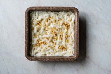 Geleneksel Türk Ramazan Tatlısı Gullac. Gullac (pirinç gofreti veya pirinç kağıdı), süt, gül suyu, ceviz ve vanilya ile yapılır. Organik Tatlı.