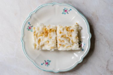 Geleneksel Türk Ramazan Tatlısı Gullac. Gullac (pirinç gofreti veya pirinç kağıdı), süt, gül suyu, ceviz ve vanilya ile yapılır. Organik Tatlı.
