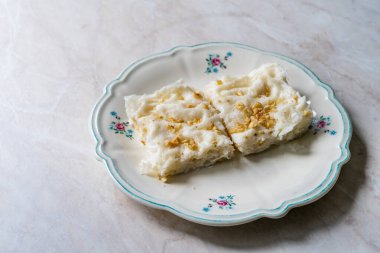 Geleneksel Türk Ramazan Tatlısı Gullac. Gullac (pirinç gofreti veya pirinç kağıdı), süt, gül suyu, ceviz ve vanilya ile yapılır. Organik Tatlı.