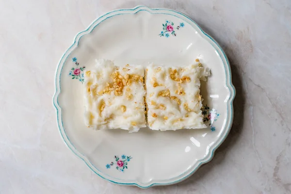 Παραδοσιακό Τούρκικο Ramadan Dessert Gullac Φτιάχνεται Γκούλακ Ρύζι Wafer Ριζόχαρτο — Φωτογραφία Αρχείου