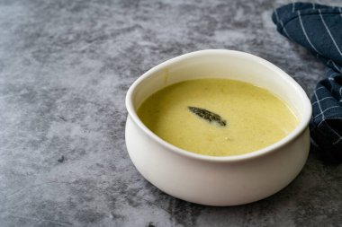 Ekmek dilimli ev yapımı yeşil kuşkonmaz çorbası. Organik Sağlıklı Yemek.