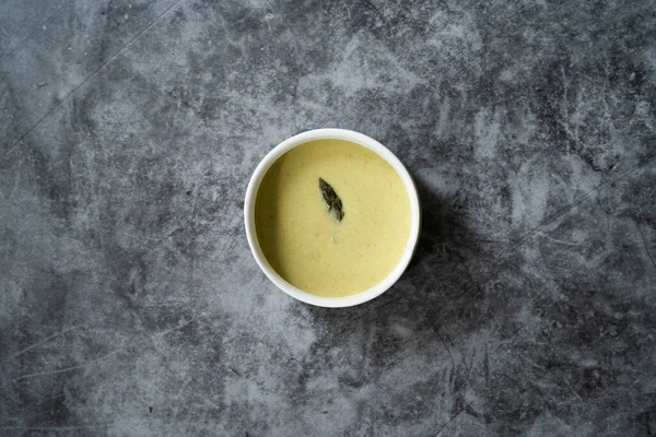 Домашний Зеленый Спаржевый Суп Ломтиком Хлеба Органическая Здоровая Пища — стоковое фото