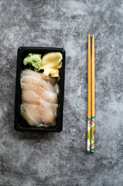 Black Plastic Plastik Tabak / Paket 'te Turşulu Zencefil ve Wasabi ile Suzuki Balık Sashimi' yi Götür. Geleneksel Fast Food. Yemeye hazır..