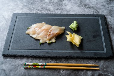 Suzuki Balık Sashimi, Turşulu Zencefil ve Wasabi ile Kara Taş Tahtasında. Geleneksel Organik Sağlıklı Gıda.