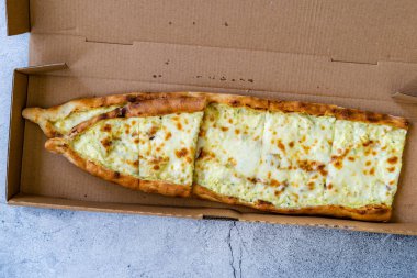 Ev Servisi, Peynirli / Kasarli Pide Paketinde Turkish Pide 'ı Götürdü. Geleneksel Yemek.