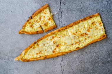 Peynirli Türk Pedi / Kasarli Pide. Geleneksel Yemek.