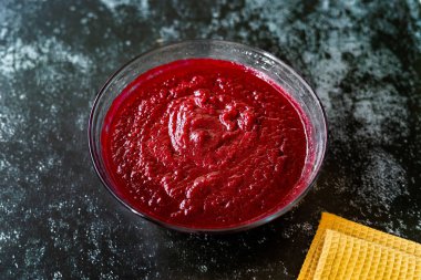 Pancar Humus Dip / Pancar Ezmesi Cam Kaseye. Sağlıklı Organik Gıda.