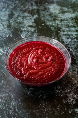 Pancar Humus Dip / Pancar Ezmesi Cam Kaseye. Sağlıklı Organik Gıda.