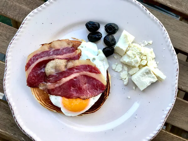 Pancake Fried Egg Crispy Bacon Cheese Olives Breakfast Plate Ready — Stock Photo, Image