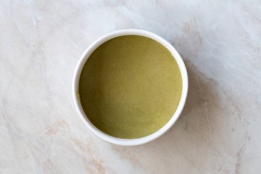 Ev yapımı Parmesan peynirli sağlıklı organik brokoli çorbası. Hizmete Hazır.