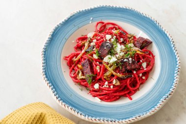 Pancar dilimli pancar spagetti makarna, Feta peyniri, ceviz ve Dill. Ev yapımı sağlıklı organik yiyecekler..