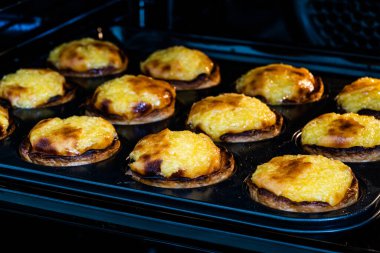 Pasteis de Nata veya Belem Tart. Fırında yumurta, tarçın, şeker ve undan yapılmış Portekiz kreması kek tepsisi ve keki. Geleneksel Tatlı.