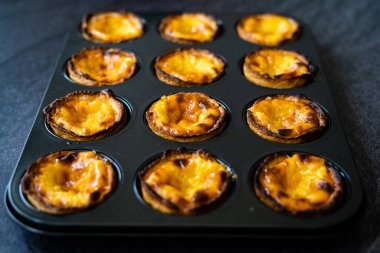 Pasteis de Nata veya Belem Tart. Kek kalıbında yumurta, tarçın, şeker ve un ile yapılmış Portekiz kreması. Geleneksel Tatlı.