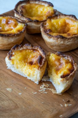 Pasteis de Nata veya Belem Tart. Tahta tabakta yumurta, tarçın, şeker ve un ile yapılmış Portekiz kreması. Geleneksel Tatlı.