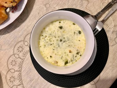 Ev yapımı sebzeli püre peynir çorbası. Organik Sağlıklı Bira Çorbası.