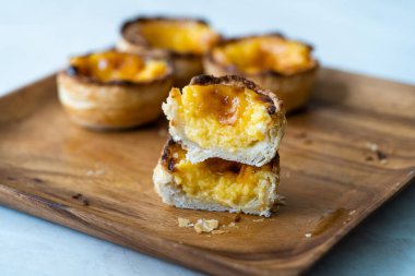 Pasteis de Nata veya Belem Tart. Tahta tabakta yumurta, tarçın, şeker ve un ile yapılmış Portekiz kreması. Geleneksel Tatlı.