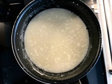 Pasteis de Nata ya da Belem Tart için tencerede pişirme kremi. Yumurta, tarçın, şeker ve undan yapılmış Portekiz kreması. Geleneksel Tatlı.