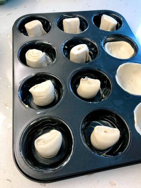 Pasteis de Nata ya da Belem Tart yapmak ve pişirmek. Kek kalıbında yumurta, tarçın, şeker ve un ile yapılmış Portekiz kreması. Geleneksel Tatlı.