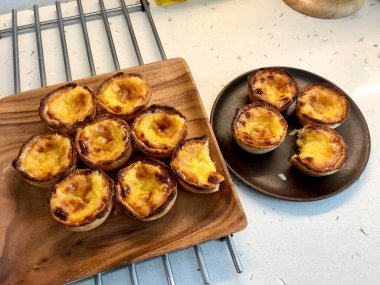 Pasteis de Nata veya Belem Tart. Tahta tabakta yumurta, tarçın, şeker ve un ile yapılmış Portekiz kreması. Geleneksel Tatlı.