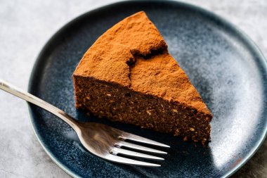 Ev yapımı Çiğ Kek Dilimi ve Acı Çikolata Dilimi Badem unu ile yapılmış ve Tarih Fruit No Sugar Free / Paleo diyeti ile tatlandırılmış. Organik Sağlıklı Tatlı.