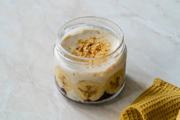 Pudding Custard Banana Buatan Sendiri Dengan Almond Milk Chocolate Cake — Stok Foto