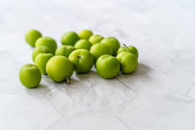 Çiğ organik ekşi erikler yemeye hazır. Sağlıklı Yemek.