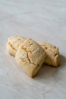 Ev yapımı Fas Festivali Ghriba Bahla Kurabiyeleri. Geleneksel Sağlıklı Organik Şekerlemeler.