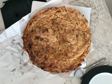 Düz Ekmek Türkmen Koregi Petir, Petit veya Etli Tandır Ekmeği. Geleneksel Fırın Gıda Ürünleri.