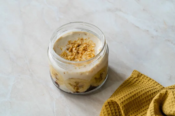 Hausgemachter Bananenpudding Mit Mandelmilch Schokoladenkuchen Glutenfrei Veganem Und Haselnusspulver Topping — Stockfoto