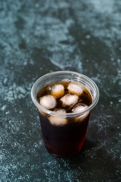 Emportez Café Froid Infusé Avec Glace Dans Verre Paille Plastique — Photo