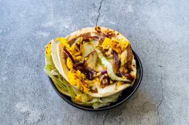 Böbrek fasulyesi, kırmızı soğan, ızgara çedar peyniri ve nar şurubu soslu Meksika usulü Taco Cig Kofte. Geleneksel Fast Food.