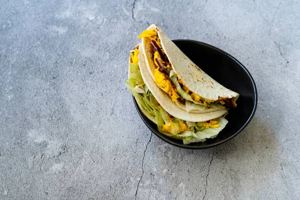 Kofte Taco Cig Estilo Mexicano Turco Con Frijoles Cebolla Roja —  Fotos de Stock