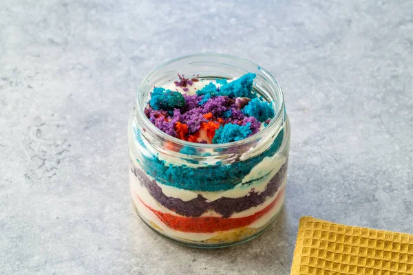 Rainbow Cake Dessert Glass Jar Flavored Dragee Fruits Dalam Bahasa — Stok Foto