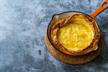 Alman Bebek Krep Stili Demir Tava 'da. Kahvaltı İçin Geleneksel Tatlı.