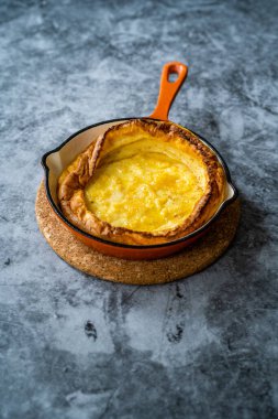 Alman Bebek Krep Stili Demir Tava 'da. Kahvaltı İçin Geleneksel Tatlı.