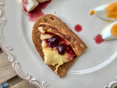 Hollanda Bebek Alman Krep Dilimi ve Kiraz Reçeli / Marmelatlı Kahvaltı Tabağı. Geleneksel Tabak.
