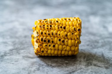 Düz ızgara mısır koçanı atıştırmalık ya da aperatif olarak yemeye hazır. Uzayı kopyala Sağlıklı Organik Gıda.