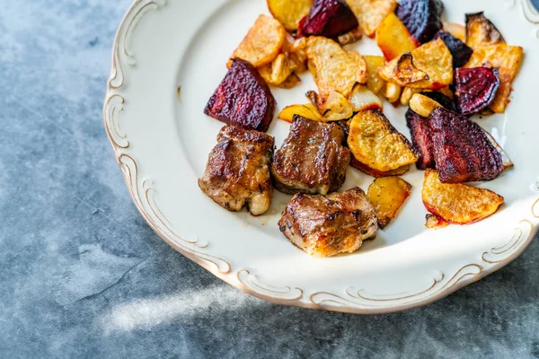 Lamsvlees Met Geroosterde Bietenschijfjes Aardappelen Turkse Kuzu Lokum Delight Geserveerd — Stockfoto