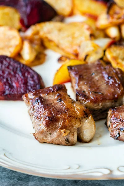 Filete Cordero Con Rebanadas Remolacha Asada Papas Horno Kuzu Lokum —  Fotos de Stock